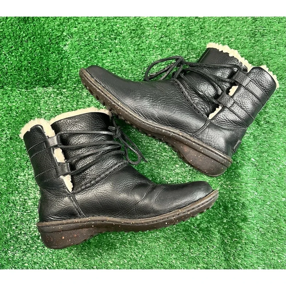 UGG Caspia Black Leather Ankle Boots Shearling Lined Lace Up Wrap Around 7 Women